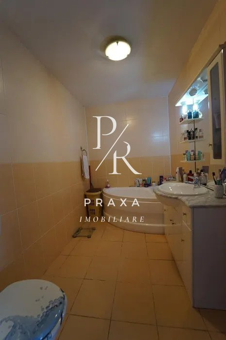 Apartament 2 camere, etaj 1, semidecomandat,finisat, parcare, zona Teilor