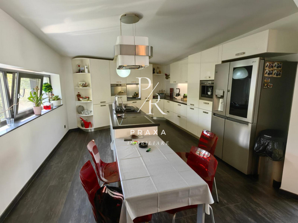 Casa, 175 mp, 1000 mp curte, 4 parcari, piscina, garaj, panouri solare,Floresti!