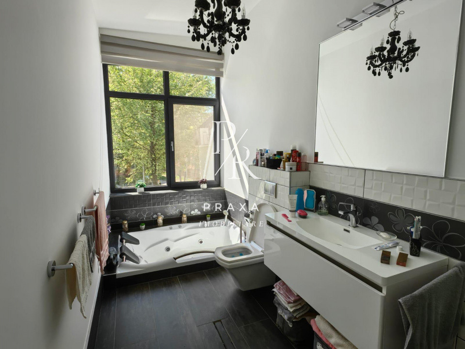 Casa, 175 mp, 1000 mp curte, 4 parcari, piscina, garaj, panouri solare,Floresti!