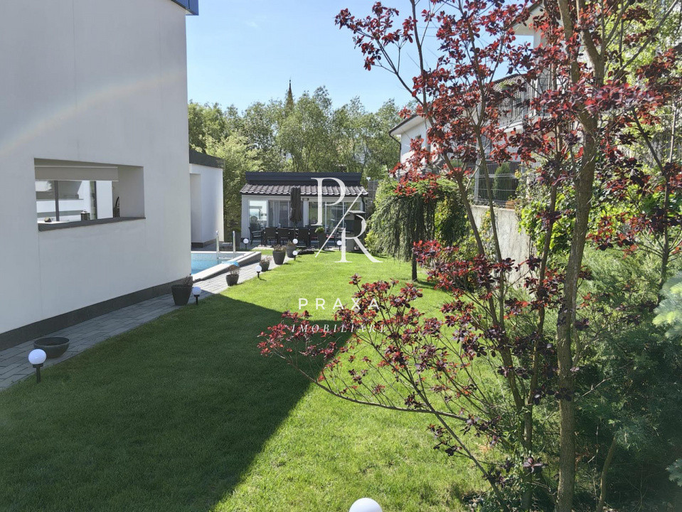 Casa, 175 mp, 1000 mp curte, 4 parcari, piscina, garaj, panouri solare,Floresti!