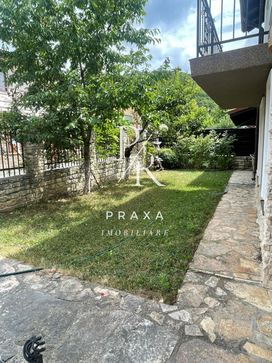 Casa individuala, 4 camere, 137 mp, 300 mp teren, garaj, zona strazii Florilor!