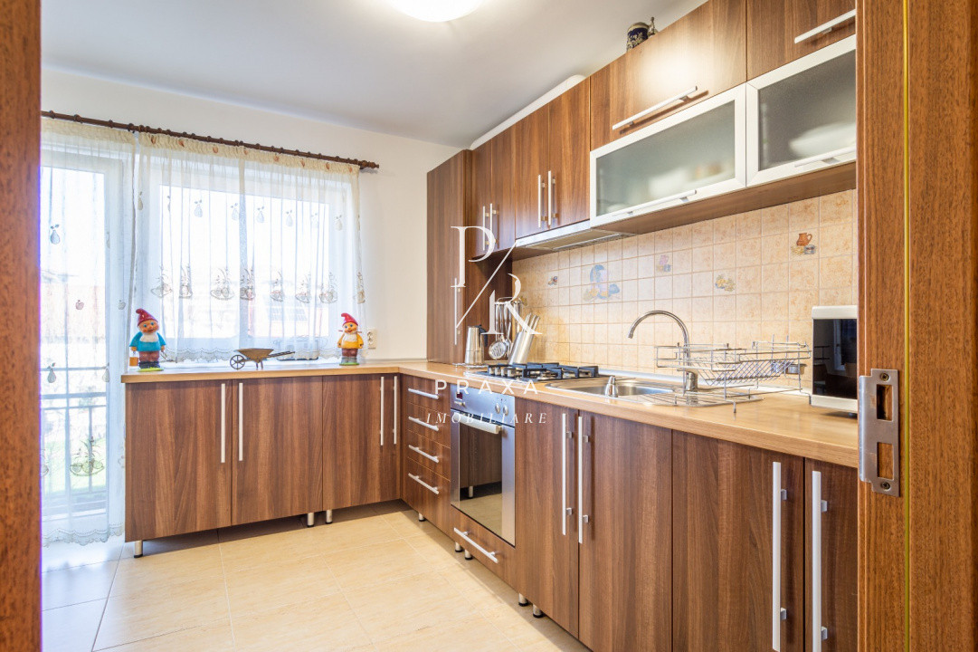 Apartament de vanzare 3 camere decomandat, gradina , curte inchis pentru parcari