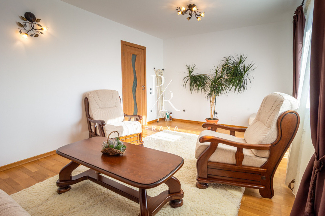 Apartament de vanzare 3 camere decomandat, gradina , curte inchis pentru parcari