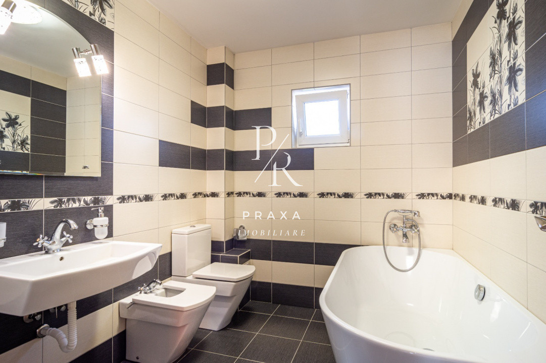 Apartament de vanzare 3 camere decomandat, gradina , curte inchis pentru parcari