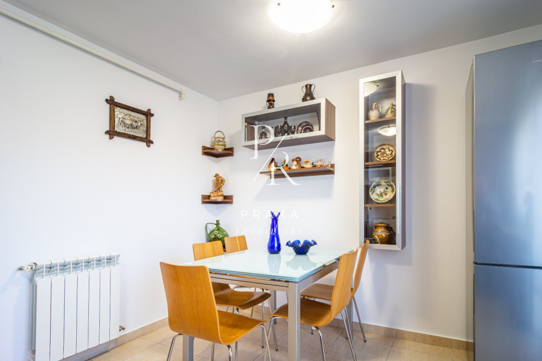 Apartament de vanzare 3 camere decomandat, gradina , curte inchis pentru parcari