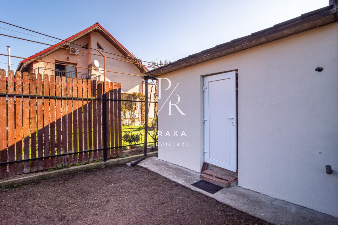 Apartament de vanzare 3 camere decomandat, gradina , curte inchis pentru parcari