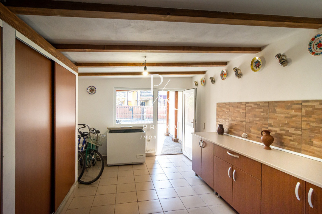 Apartament de vanzare 3 camere decomandat, gradina , curte inchis pentru parcari