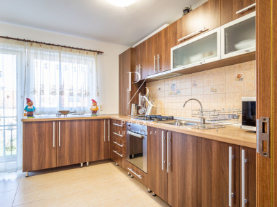 Apartament de vanzare 3 camere decomandat, gradina , curte inchis pentru parcari