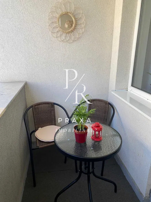 Apartament 2 camere, mobilat, etaj intermediar zona Vivo