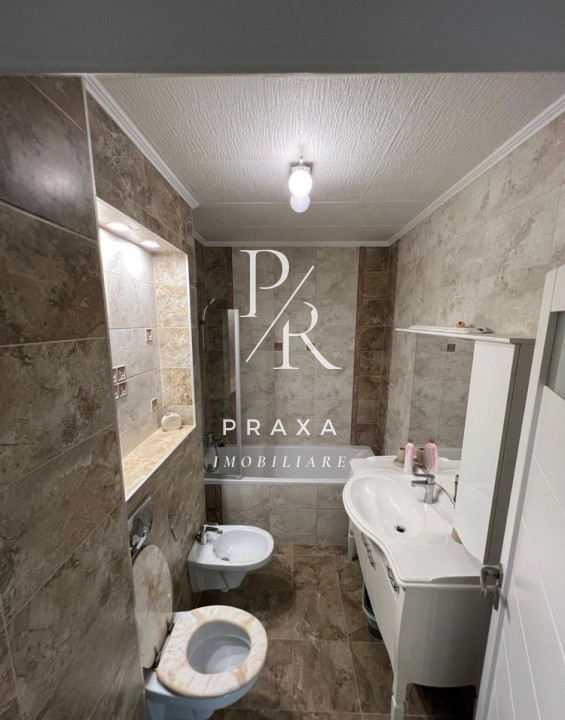 Apartament de vanzare, 3 camere, 65 mp utli, LIFT, zona VIVO!!